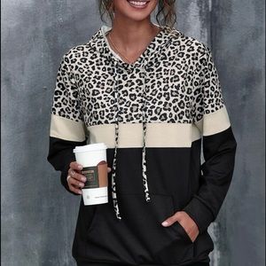 Kangaroo pocket leopard print color black hoodie